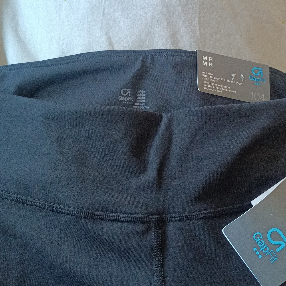 GapFit Mid Rise Capri - Picture 2 of 13